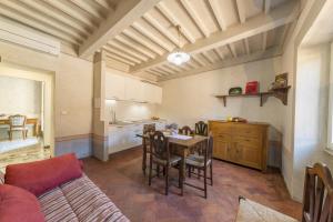 una cucina e una sala da pranzo con tavolo e divano di I Bei Ricordi - Historic Centre Apartment 6 ad Arezzo