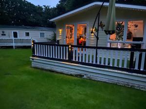 una casa con un portico con una recinzione bianca di Woodlands 55 Cresswell a Ellington