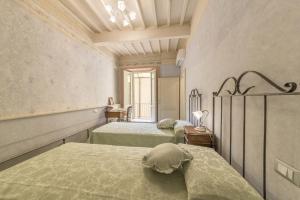 una camera con due letti e una finestra di I Bei Ricordi - Historic Centre Apartment 6 ad Arezzo
