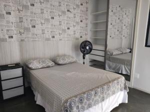 1 dormitorio con cama y espejo en Via Venetto Flat Fortaleza Bera mar, en Fortaleza