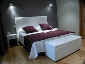 A bed or beds in a room at Hotel Portal Del Matarraña