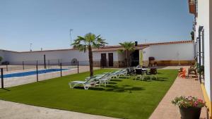 The swimming pool at or close to Casa Rural Los Llanos