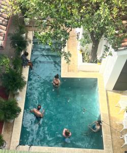 un grupo de personas jugando en una piscina en Hotel Real Leon en León