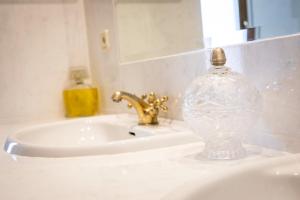 A bathroom at Casa Rural Los Llanos
