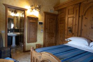 um quarto com uma cama e um lavatório num quarto em Hotel Le Ortensie em Roccaraso