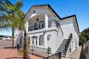 uma casa branca com uma palmeira em frente em 4bed 3bath home near Universal studio em Los Angeles