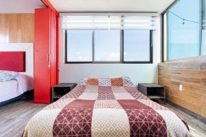 Ένα ή περισσότερα κρεβάτια σε δωμάτιο στο LOFT Estilo & Diseño ALBERCA, 2 JACUZZIS PRIVADOS CLIMATIZADOS con HIDROMASAJE PROFESIONAL TIPO SPA, Terraza y Asador de Carbon