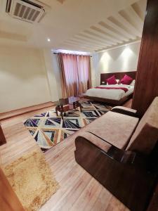 salon z 2 łóżkami i kanapą w obiekcie AERO HOTEL BY AERO LOUNGE AND BAR w Katmandu