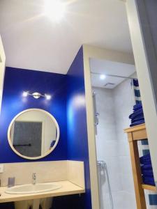 baño con espejo y lavabo en Les Chouettes Blanches, en Benet