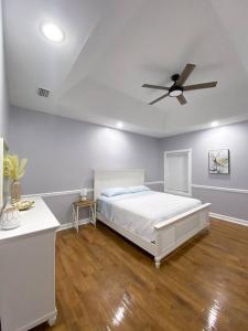 een slaapkamer met een bed en een plafondventilator bij Spacious Home near Gulf Shores & Orange Beach in Foley