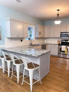 Kjøkken eller kjøkkenkrok på Spacious Home near Gulf Shores & Orange Beach