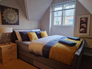 een slaapkamer met een bed en een raam bij Primos Suite - Stylish 1 Bedroom in Wallsend in Old Walker