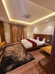 1 dormitorio con 1 cama grande en una habitación en AERO HOTEL BY AERO LOUNGE AND BAR en Katmandú