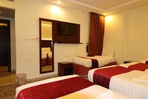 Tempat tidur dalam kamar di Aayan Gulf Hotel for Hotel Rooms- Close to free bus station