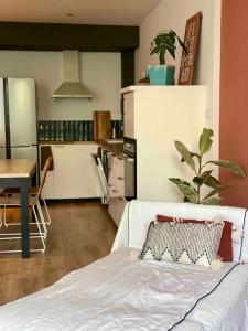 een kamer met een bed, een tafel en een keuken bij T4 rénové, clim, internet & Netflix, tout confort in Marseille
