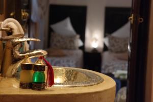 - un lavabo dans la salle de bains avec deux distributeurs de savon dans l'établissement Riad Hôtel Marraplace, à Marrakech