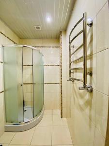 een badkamer met een glazen douche en een spiegel bij Voyage 2 ROOMS Apartment in Chişinău