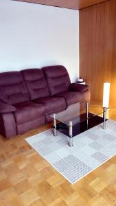 sala de estar con sofá y mesa en Familienhaus en Niedenstein
