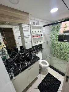 uma casa de banho com um lavatório, um WC e um chuveiro em Apartamento Iracema Fortaleza em Fortaleza