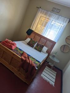 Schlafzimmer mit einem Bett und einem Fenster in der Unterkunft The Lion King Homestay in Moshi