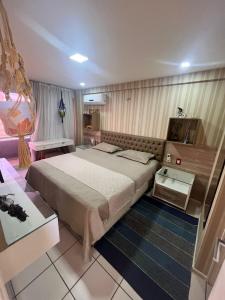 1 dormitorio con 1 cama grande y 1 mesa en Apartamento Iracema Fortaleza, en Fortaleza