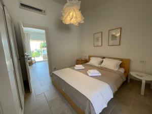 1 dormitorio con cama y lámpara de araña en Casa Giovanna en Umag