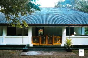 a house with abyterian altar in front of it at Walawwa Guest House in Matale