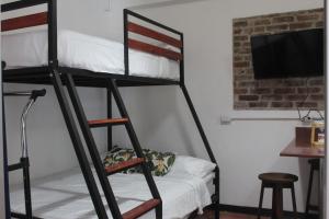 1 dormitorio con 2 literas y escritorio en Cando Living Apartments in Central Avenue, en San José