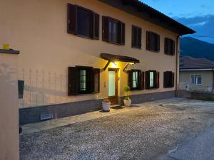 dom z drzwiami i oknami w obiekcie Semplicità ,Relax w mieście Pinerolo