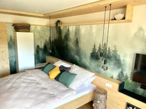 Un dormitorio con una cama con un cuadro en la pared. en Ferienwohnung -Das Waldo- mit Ausblick, en Lenzkirch
