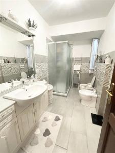 a bathroom with a shower and a sink and a toilet at Appartamento Bellavista in Castelnuovo Magra