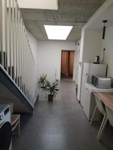 um escritório com um corredor com um frigorífico e escadas em Minimal & Arty Townhouse em Hamrun