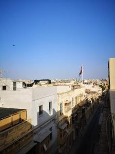 a view of the roofs of buildings at Minimal & Arty Townhouse in Hamrun