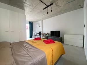 een slaapkamer met een bed met rode kussens erop bij Minimal & Arty Townhouse in Hamrun