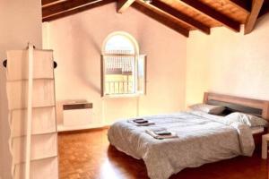 ein Schlafzimmer mit einem großen Bett und einem Fenster in der Unterkunft Casa Alta in Lugano