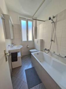 La salle de bains est pourvue d'une baignoire, de toilettes et d'un lavabo. dans l'établissement Casa Alta, à Lugano
