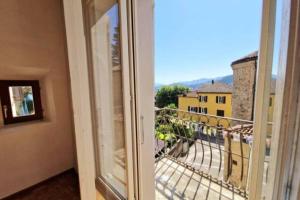 - une vue depuis la fenêtre ouverte d'un balcon dans l'établissement Casa Alta, à Lugano