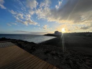 vista sulla spiaggia con il tramonto di La Arena VII a Los Abrigos