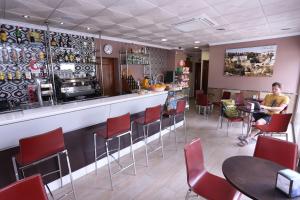 Salon ili bar u objektu Hotel Andalucia