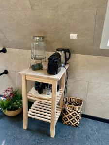 a small table with a blender on top of it at Ferienhaus Glücklich am Meer 3 mit Wellnesszugang in Egmond aan Zee