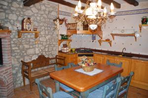 uma cozinha com uma mesa de madeira com um cesto em Cal Balico Fatarella em Fatarella