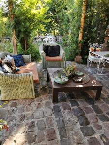 eine Terrasse mit Stühlen und einem Tisch auf einem Steinboden in der Unterkunft Hotel Vendimia Parador in Santa Cruz