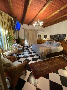 1 dormitorio con 1 cama y suelo a cuadros en Hotel Vendimia Parador, en Santa Cruz