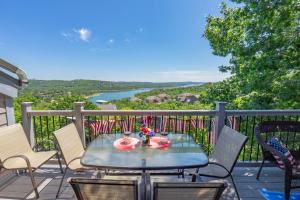 una mesa en un balcón con vistas al río en Lake View! Walk-In 3 BR Condo - Outdoor Pool - FREE TICKETS INCLUDED - TRH6-6 en Branson