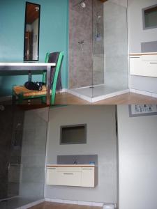 un baño con ducha y lavabo en Gîte du Lieu Piquot, en Gréville-Hague