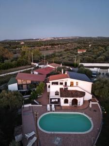 een luchtzicht op een huis met een zwembad bij Villa Maddalena guest house in Sorso