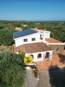 een luchtzicht op een huis met zonnepanelen op het dak bij Villa Maddalena guest house in Sorso