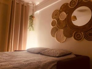 um quarto com uma cama com um espelho na parede em Buena Vista Appartement en bord de mer em Argelès-sur-Mer