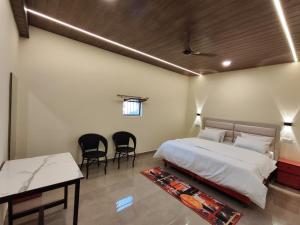 Un ou plusieurs lits dans un hébergement de l'établissement Sunrise Homestay Agra Near Taj Mahal