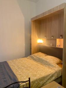- une petite chambre avec un lit dans l'établissement Music Box from 10 mn Paris centre, à Saint-Ouen